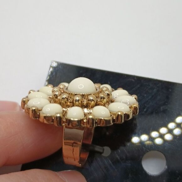 Chunky adjustable gold and ivory flower mandala boho ring - Picture 5 of 5